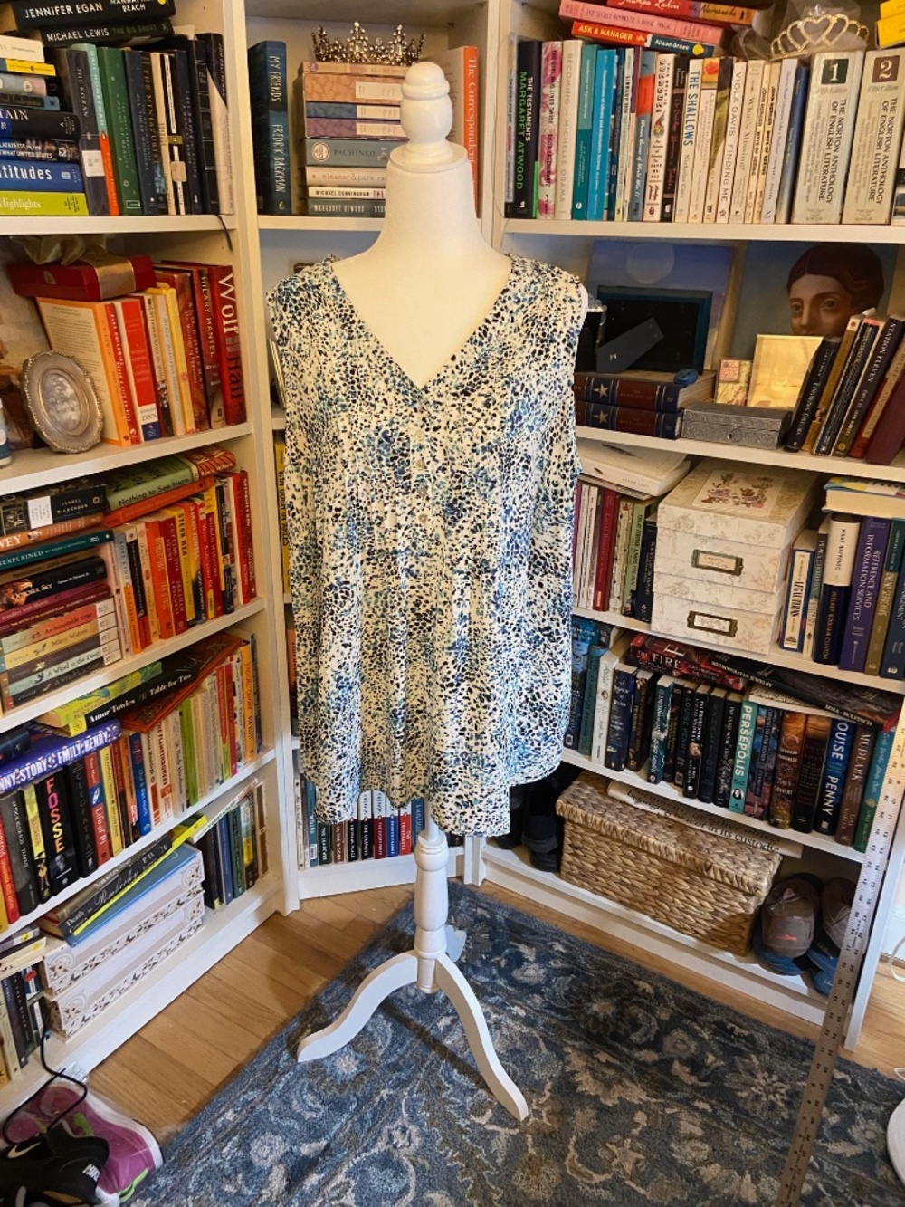 ROSE+OLIVE Lightweight Blue and White Floral Sleeveless Blouse - Size 1X